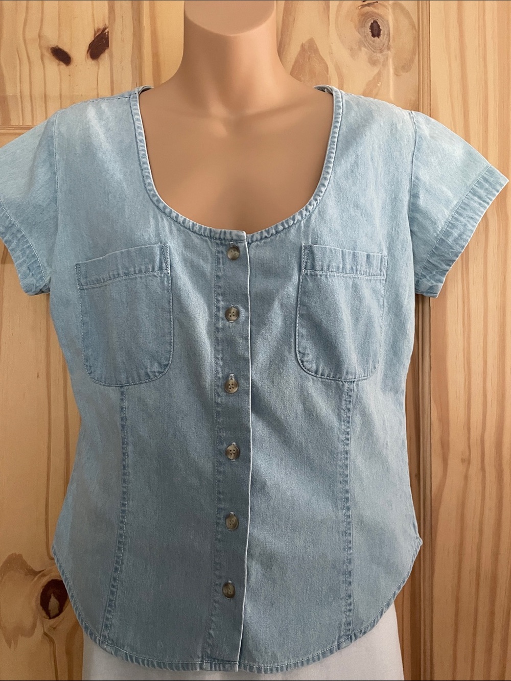Women's Light Blue Denim Button-Front Shirt with Chest Pocketsb